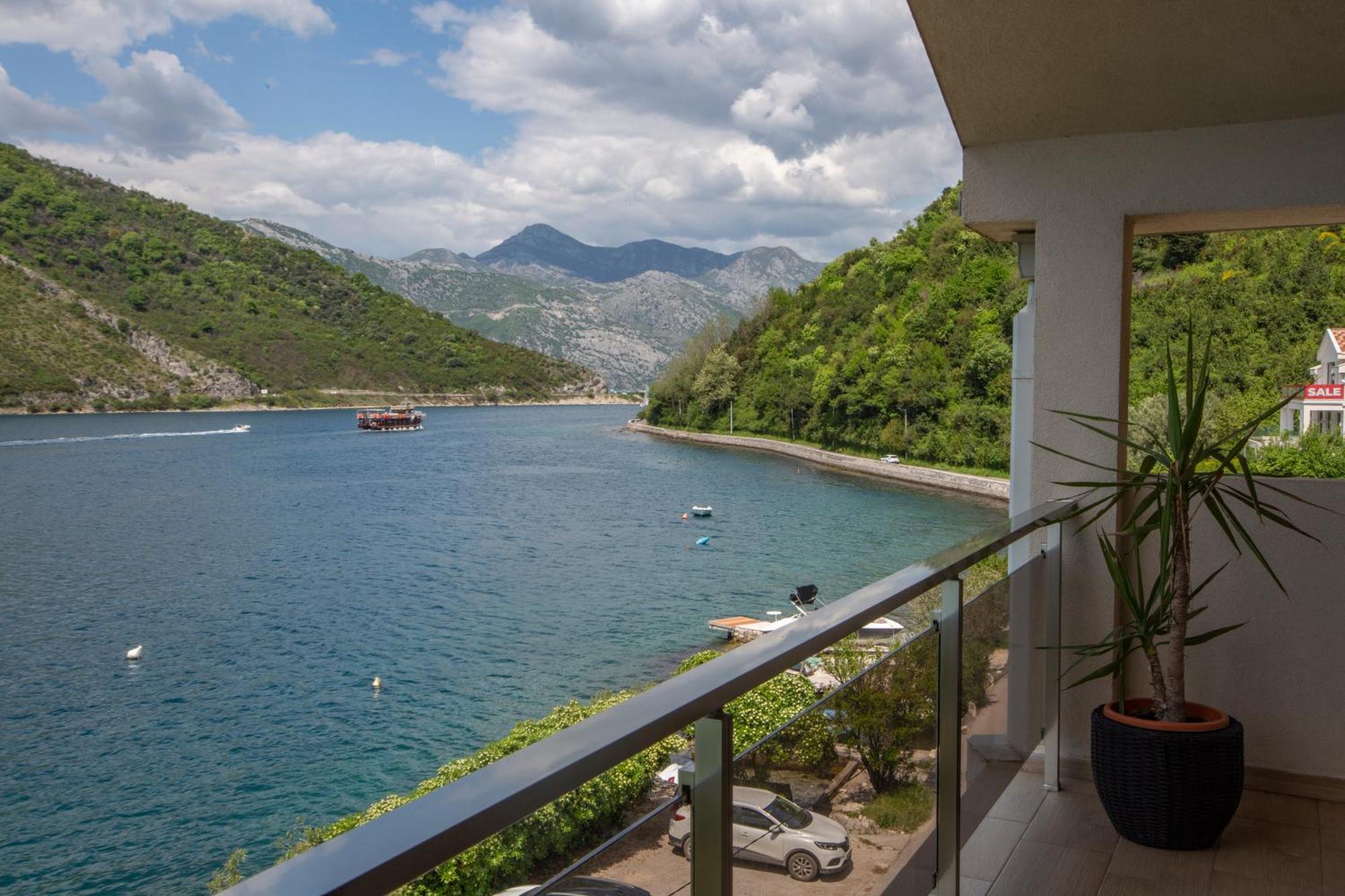 Apartments Maxhit Tivat Exteriör bild