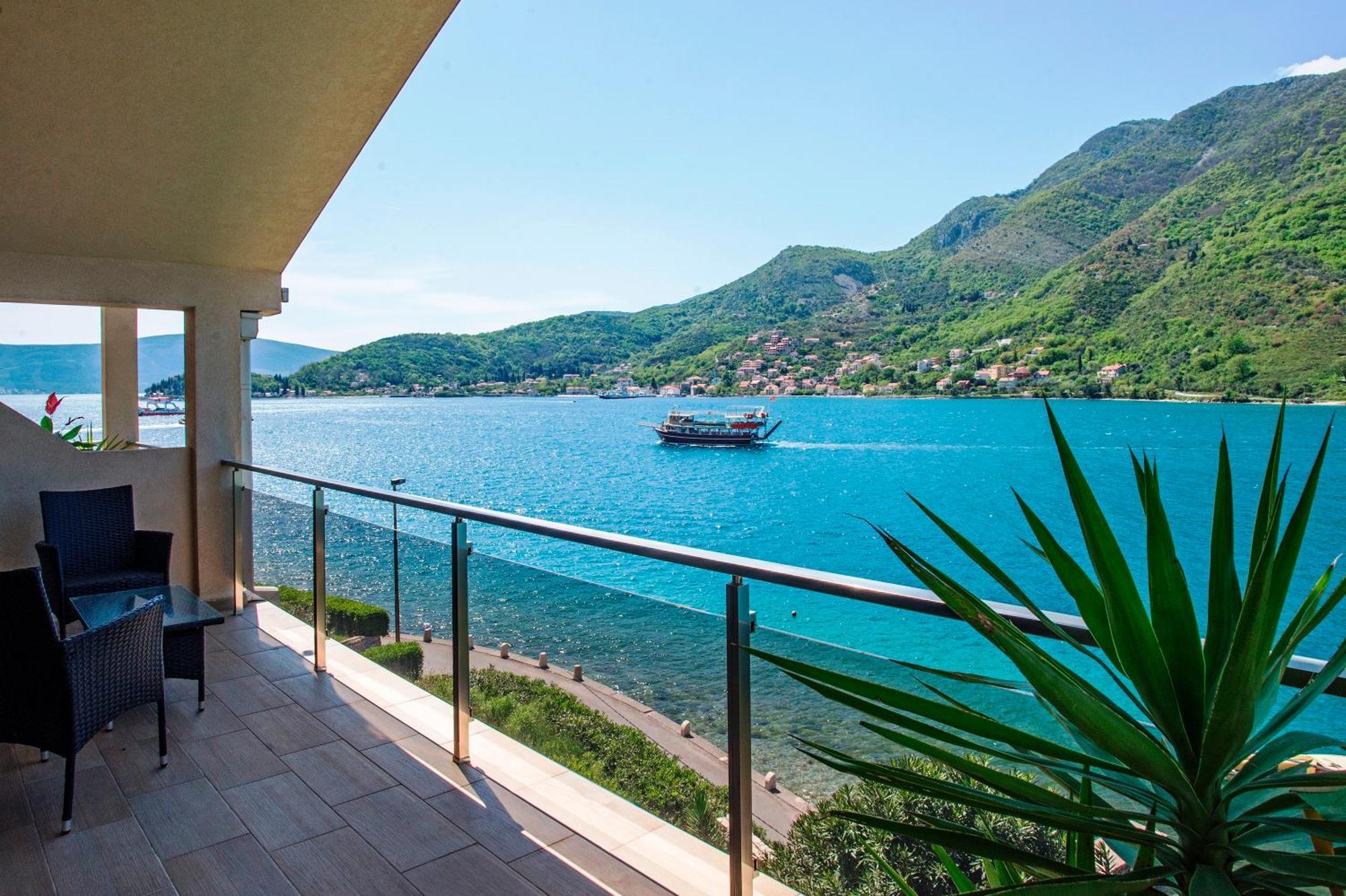 Apartments Maxhit Tivat Exteriör bild