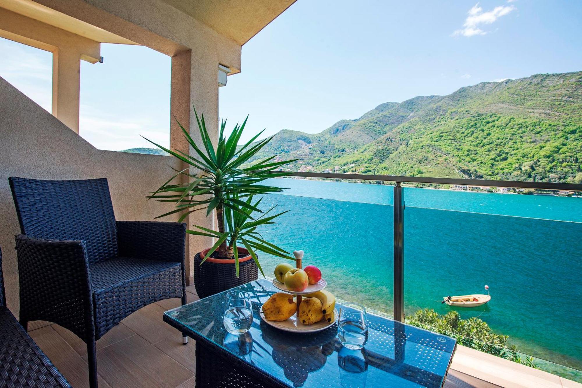 Apartments Maxhit Tivat Exteriör bild