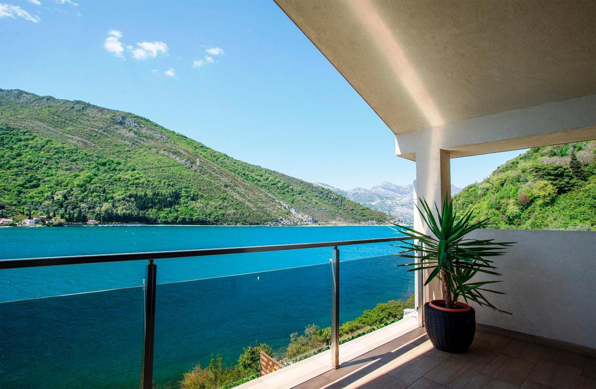 Apartments Maxhit Tivat Exteriör bild